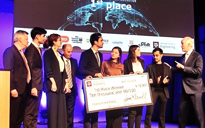 Estudiantes de la ETSIDI ganadores de la final internacional #InventForThePlanet